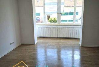 Blick auf die große Fensterfront im Wohnzimmer