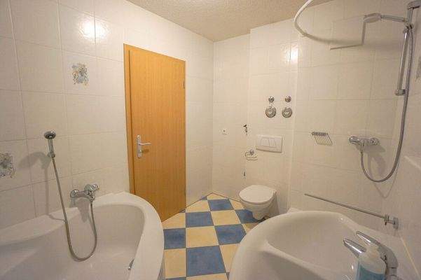 Badezimmer mit Dusche und Wanne