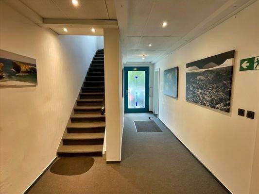 Eingangsbereich mit Treppe ins OG