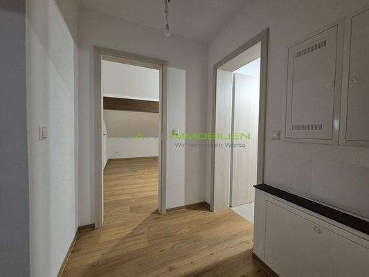 DG Diele 01 mit Zugang Arbeitszimmer und Badezimmer