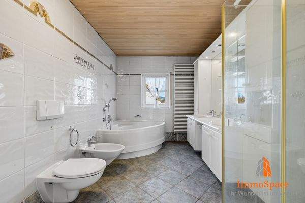 Tageslichtbadezimmer mit Badewanne