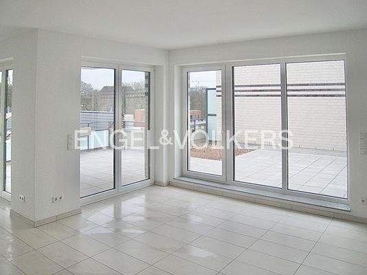 Lichtdurchfluteter Wohn- und Essbereich mit Zugang zur Dachterrasse