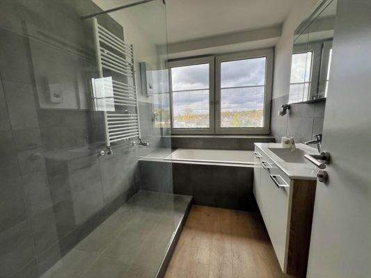 Tageslicht-Wannen-Duschbad