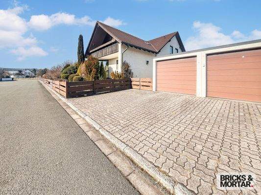 Hausfront mit Garage