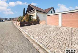 Hausfront mit Garage