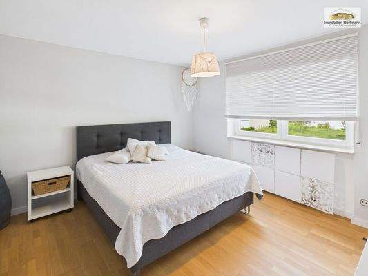 05_Geräumiges Schlafzimmer – Platz für großen Kleiderschrank