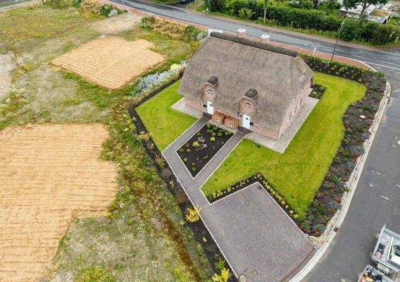 Baugrundstücke neben einem Musterhaus