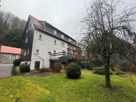 Hausansicht mit Garten