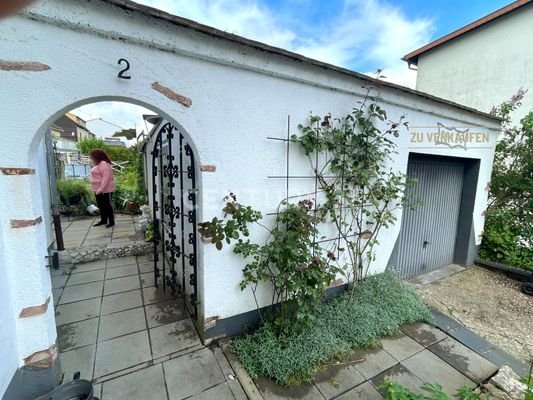 Garage und Eingang zum Garten