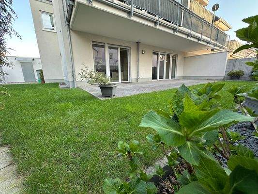 sonnige Terrasse und Garten