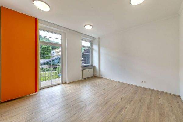 2 OG Links: Büro/Wohnung (Leerstand)