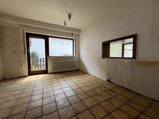 Küche mit Durchreiche und Zugang zum Balkon