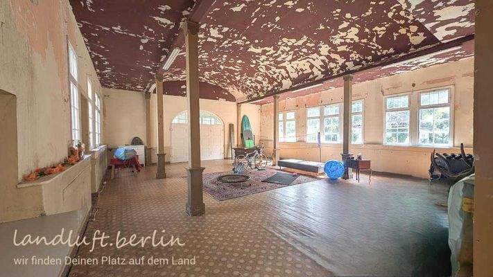 Der 87 m² große Saal, hinten die Flügeltür zum K