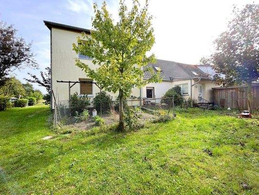 gepflegte Rasenflächen und dezente Bepflanzung