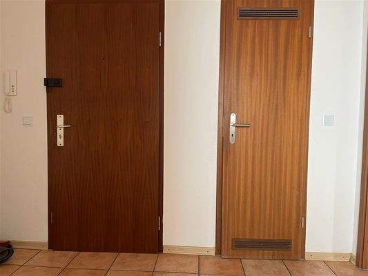 Eingangstür (links), Speisekammer (rechts)