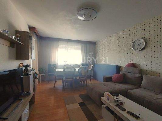 Das helle Wohnzimmer mit Zugang zum Balkon