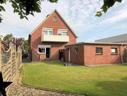 Terrasse und Nebengebäude