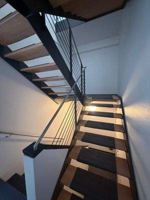 Treppenaufgang EG ins 1. OG.jpeg