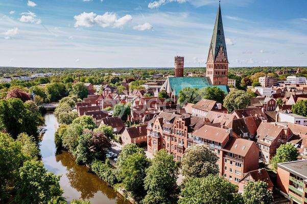 Hausansicht mit Blick über die Stadt