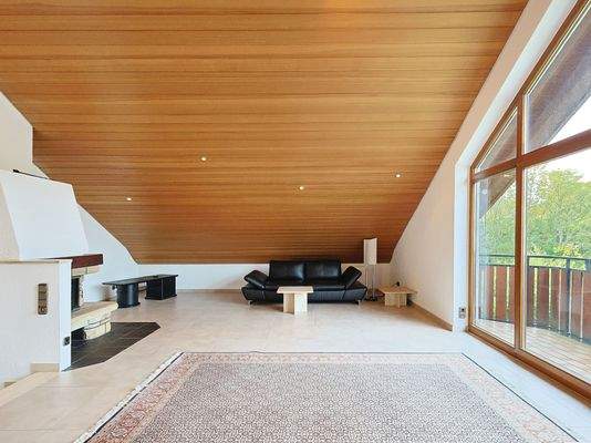 Schöner Wohnbereich mit Kamin und hohem Giebel