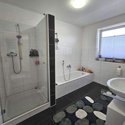 Fensterbad mit Dusche und Wanne