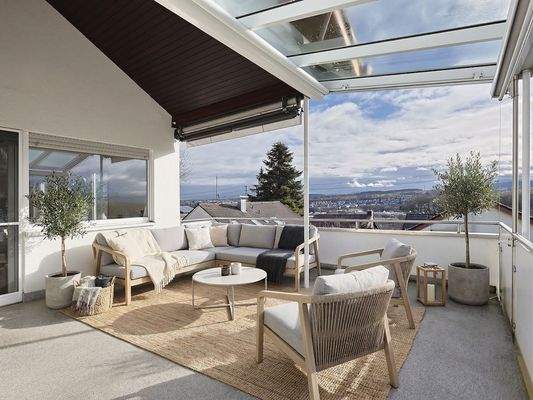 Große, sonnige und überdachte Terrasse (KI-generiertes Einrichtungsbeispiel)