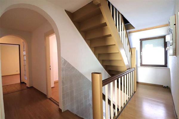 Flur im OG mit Treppe ins DG