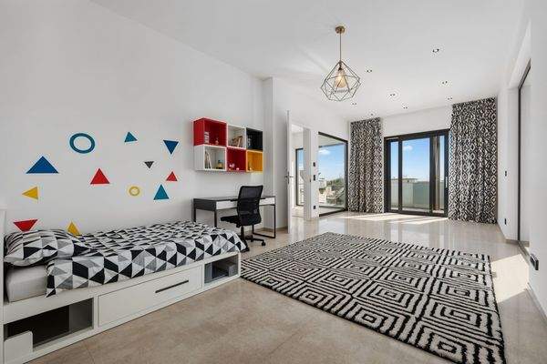 Kind 1 - Patrick Pfeiffer Immobilien - (KI generiert)