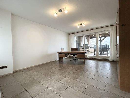 Büro mit Ausgang zum Freisitz mit Kamin