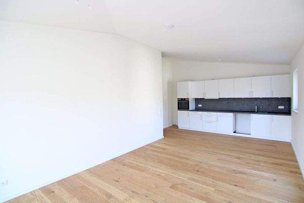 Geräumiges Wohnzimmer mit Terrasse