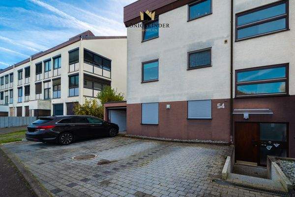 Eingangsbereich mit Garage und zusätzlichem Stellplatz