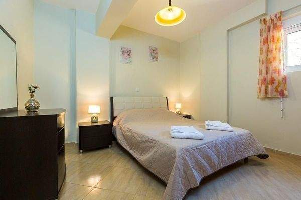 Kreta, Panormos: Haus mit 2 Wohnungen in einer Wohnanlage zu verkaufen