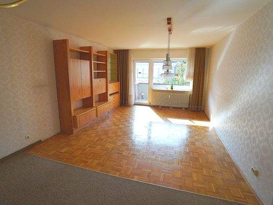 Wohnbereich mit Zugang auf den Balkon