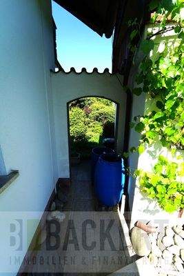 Durchgang zwischen Wohnhaus und Garage