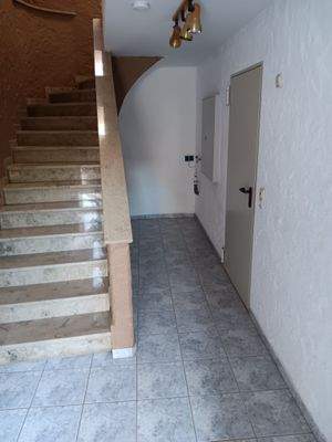 Flur und Treppenaufgang im EG