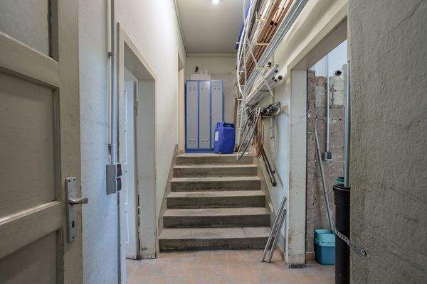 Gewerbeeinheit links