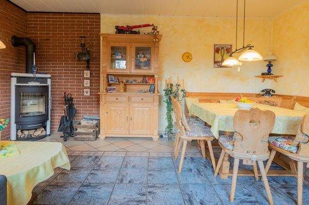 Wohn- und Esszimmer mit Kamin