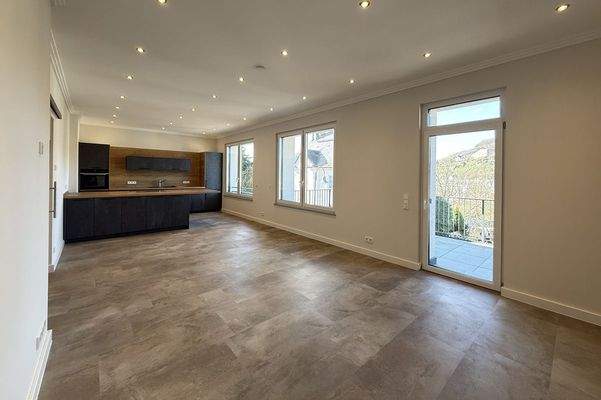 Wohn- und Esszimmer mit offener Küche