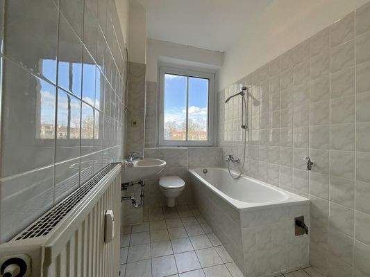 Bad mit Dusche (Weitwinkel)