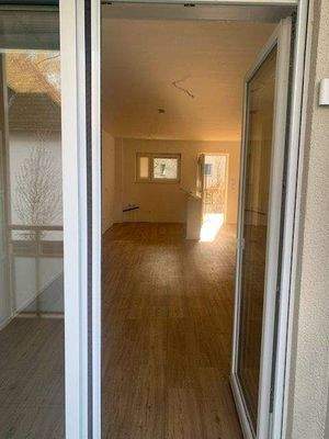 Blick von der Terrasse in die Wohnung.jpg