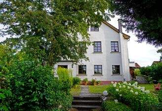 Umgeben von Natur pur trohnt das Haus regelrecht am oberen Ende des Grundstücks