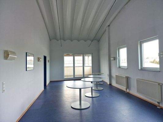 Aufenthaltsraum mit Blick zum Balkon