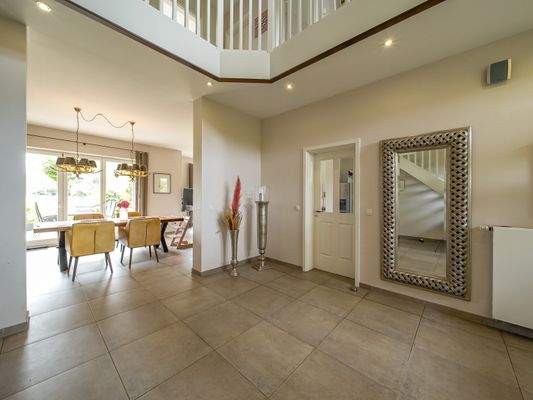 Diele mit Zugang zum Wohn-/Essbereich