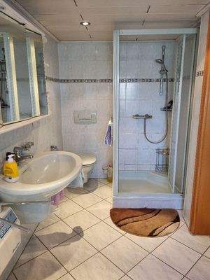 ... und WC sowie Dusche