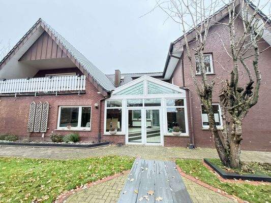 Hausansicht mit Wintrgarten