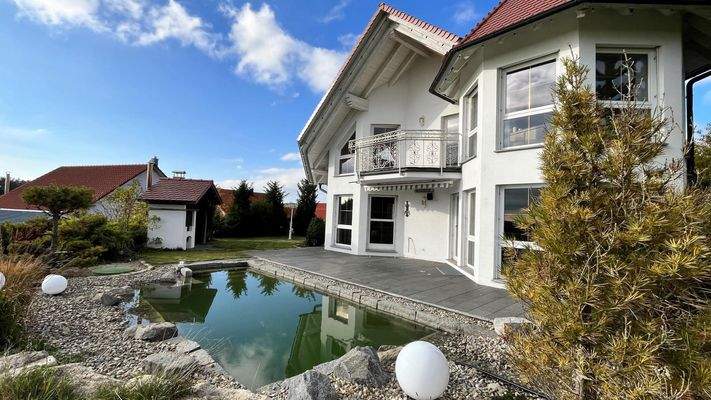 Gartenansicht mit Schwimmteich