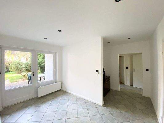 Die große Diele mit Zugang zu allen Räumen.jpeg