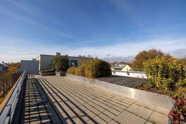 Sonnige Gemeinschaftsdachterrasse