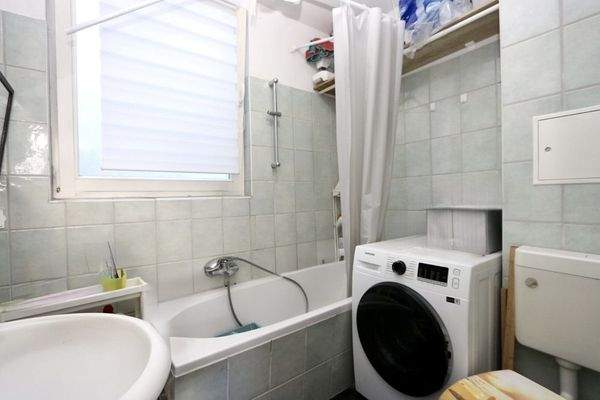 sowie ein Wannenbad mit Fenster