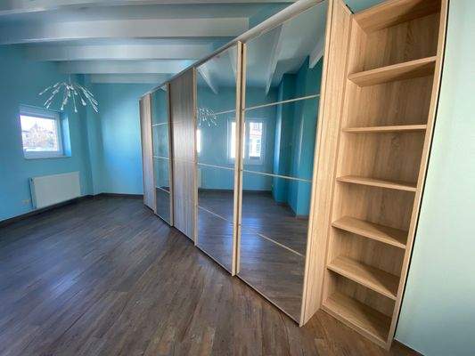 Zimmer 3. OG mit Kleiderschrank